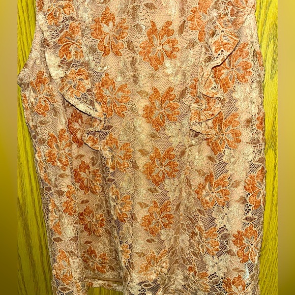 Adorable Lacey ruffled blouse - Picture 6 of 8